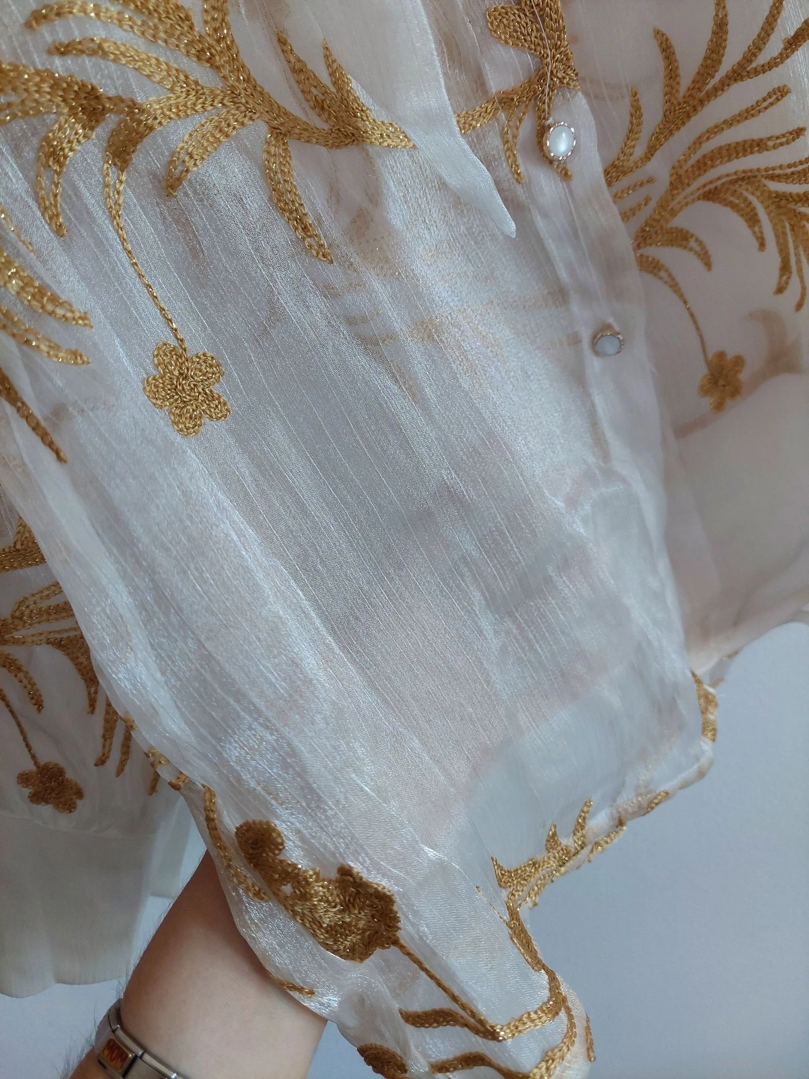 Deslumbrante Blusa Lily Rose Branca e Dourada com Pérolas – photo 7
